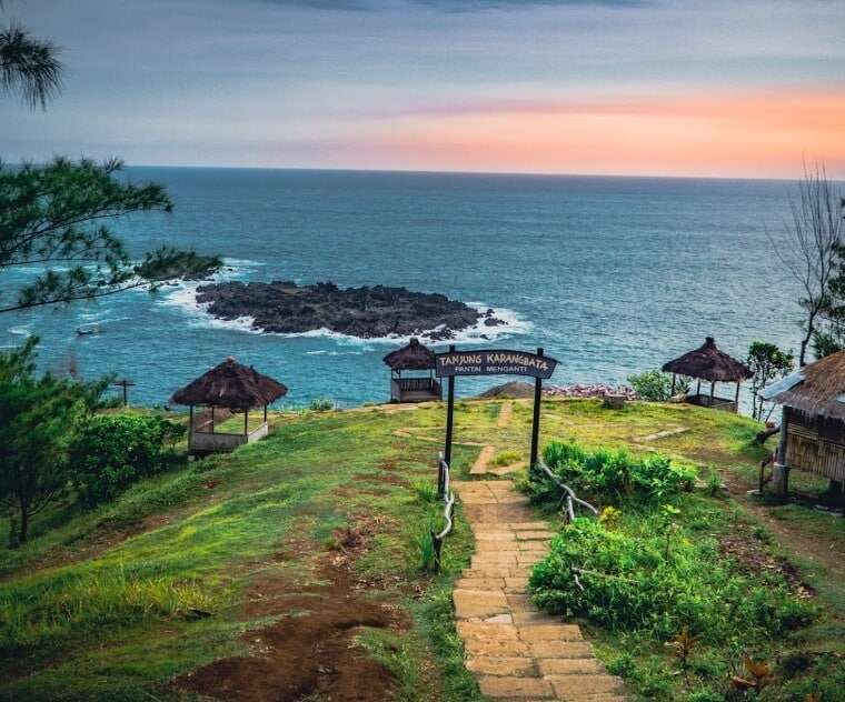 Foto Keindahan Pantai Menganti di Kabupaten Kebumen - Tabibito Jateng